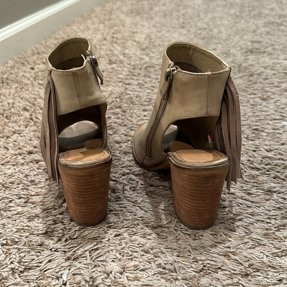 Heeled sandal - Picture 3 of 6